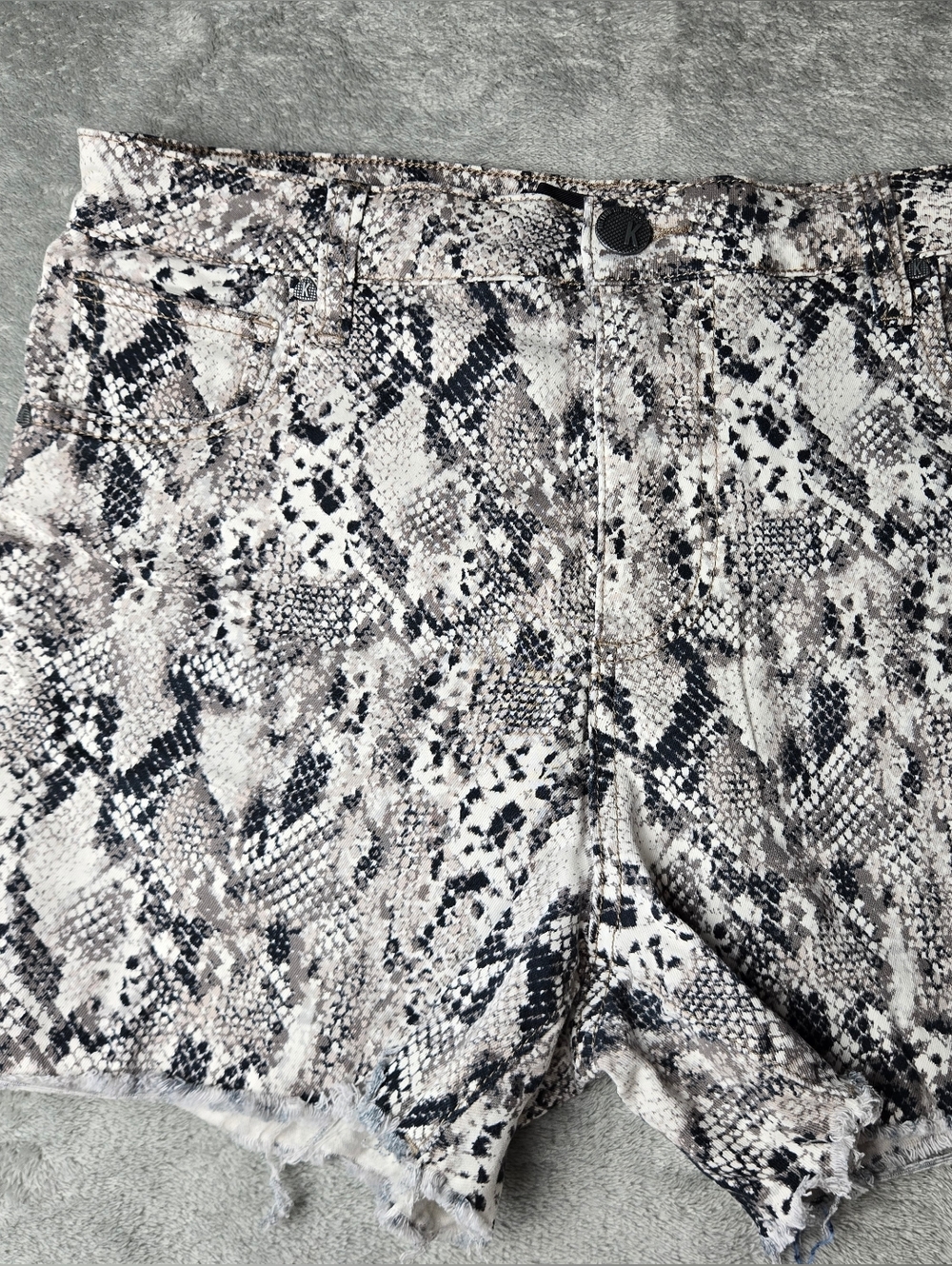 KUT From The Kloth Gidget Shorts Womens 6 Gray Snake Denim Cut-Off High Waist